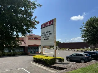 Regal Largo Mall